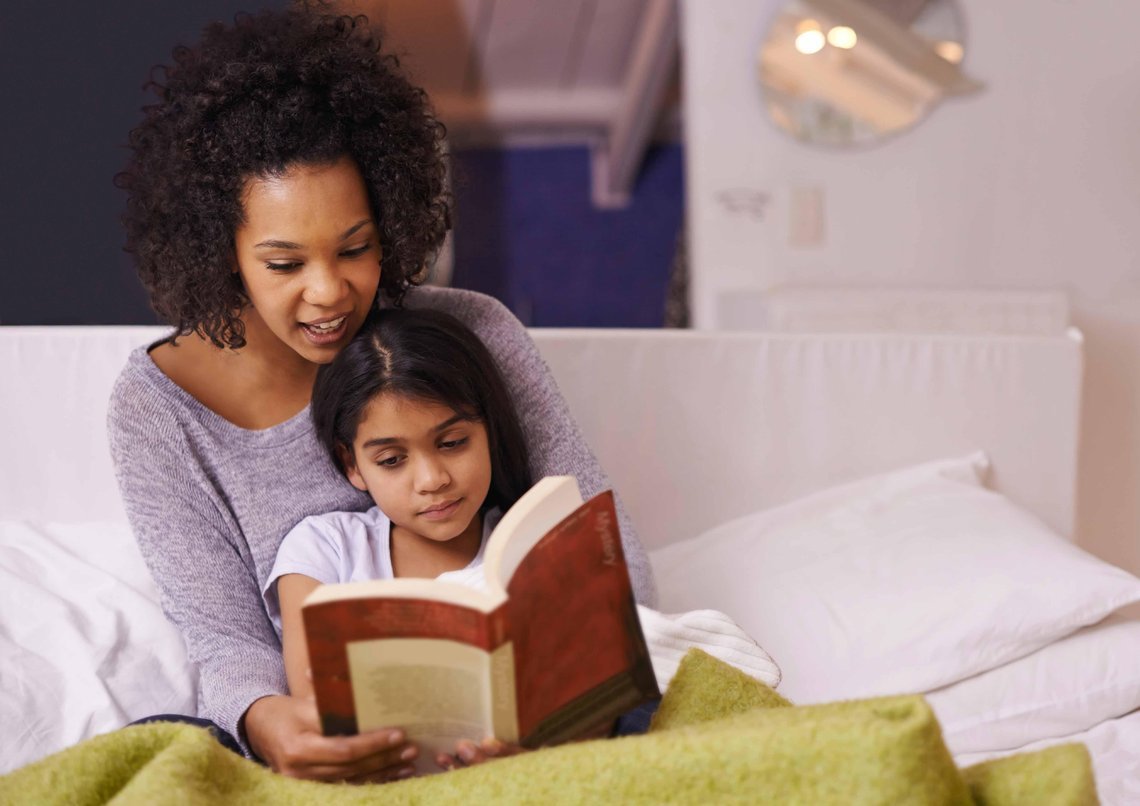 Mẹ và bé cùng đọc truyện trước khi ngủ