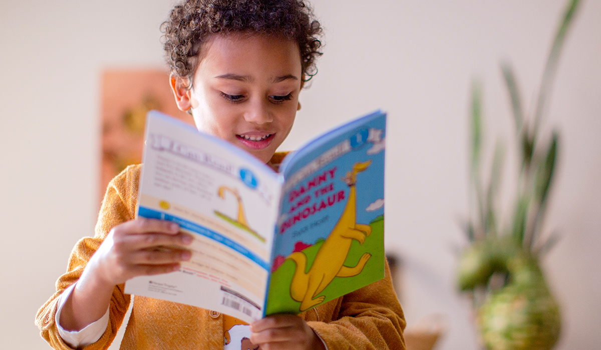 Đọc truyện thiếu nhi là một phương pháp hiệu quả giúp trẻ làm quen với tiếng Pháp